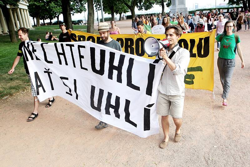 Lidé protestovali proti rozšiřování uhelných dolů v severních Čechách. 