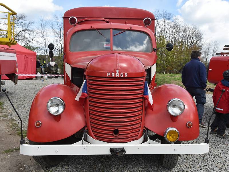 Výstava brněnského technického muzea lákala na přehlídku historických hasičských vozů, vojenských aut i starých autobusů.