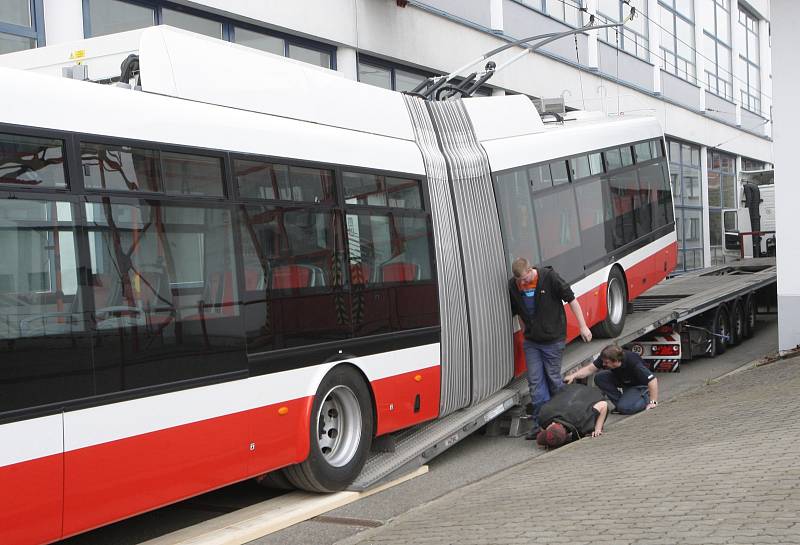 V pátek do Brna z Plzně dorazil první ze třiceti kloubových trolejbusů, zbylé přijedou do konce června.