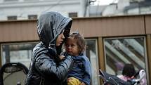 Stěhování ukrajinských romských uprchlíků, kteří několik dní tábořili před brněnským Hlavním nádražím.