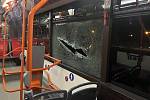 Muž v Brně prohodil kámen jedním z velkých bočních skel autobusu.