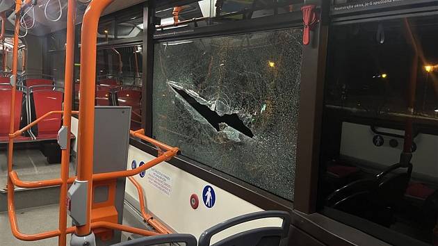 Muž v Brně prohodil kámen jedním z velkých bočních skel autobusu.
