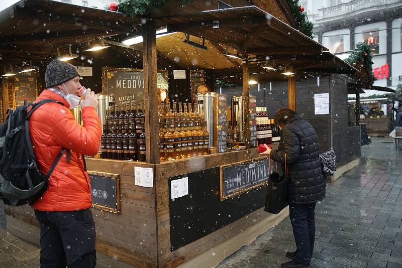 Trhy na náměstí Svobody, které kvůli vládním omezením budou trvat pouze několik hodin do pátečních 18.00. V sychravém počasí však byla jejich návštěvnost malá a polovina stánkařů nechala své stánky rovnou zavřené.