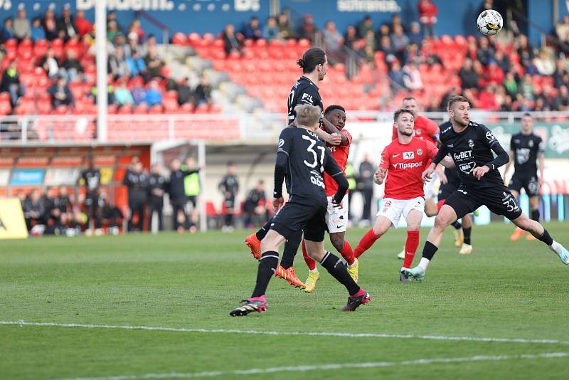 Fotbalisté Zbrojovky (v červeném) podlehli Jablonci 1:2.