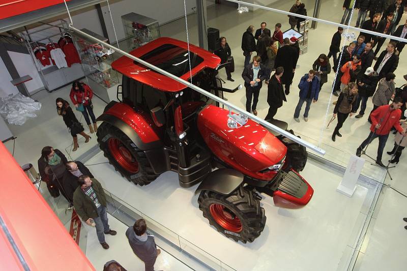 K sedmdesátému výročí představil ve čtvrtek večer brněnský Zetor na prototypu traktoru nový design. Autorem moderní podoby stroje je italská designerská značka Pininfarina.