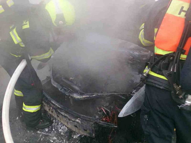 Řidič, který vyrazil v úterý ráno směrem na Kroměříž, skončil pouze za Brnem. Na dvě stě šestém kilometru dánice D1 jeho auto začalo hořet. Oheň celé vozidlo zničil. Příčinou byla technická porucha na autě.