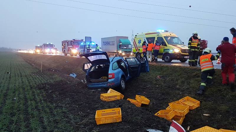 Krátce před středeční sedmou hodinou ráno vyjížděli hasiči, policisté a záchranáři k nehodě na pátém kilometru dálnice D2 ve směru na Brno. Na úrovni Rebešovic na Brněnsku se střetlo osobní auto s dodávkou, ta skončila na střeše.