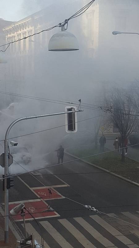 V pondělí odpoledne začal u křižovatky Husovy a Údolní autu hořet motor.