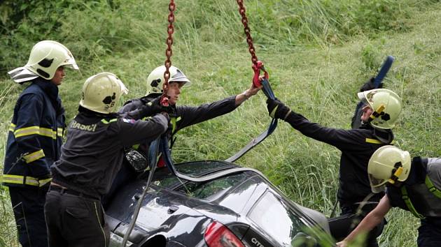 Auto i s posádkou spadlo do rozvodněného potoka