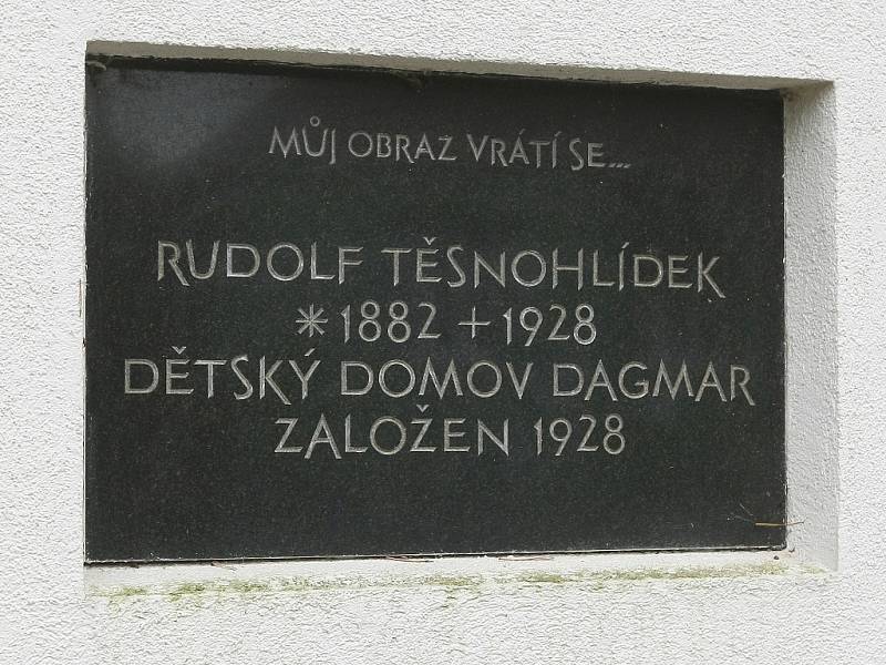 Dům Dagmar vznikl na popud spisovatele Rudolfa Těsnohlídka v brněnských Žabovřeskách. Od roku 1929 až doposud poskytuje útočiště sirotkům a opuštěným dětem. Už za první republiky patřil k nejmodernějším zařízením tohoto druhu.