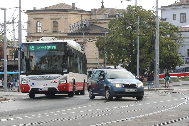 Chystané zákazy odbočení před vlakovým hlavním nádražím a hotelem Grand v Brně.