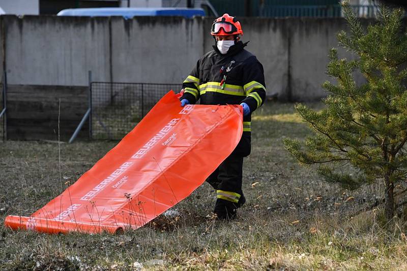 Tři brněnské strážníky museli kvůli kontaktu s mužem podezřelým na nákazu koronavirem dekontaminovat hasiči.