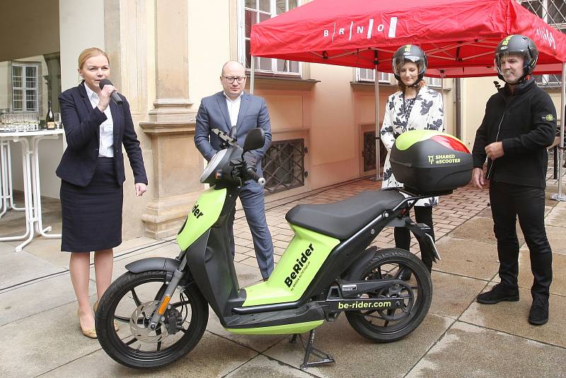 Podpis memoranda o spolupráci mezi městem Brnem a zástupci společnosti ŠKODA AUTO DigiLab o provozu elektrických skútrů BeRider.