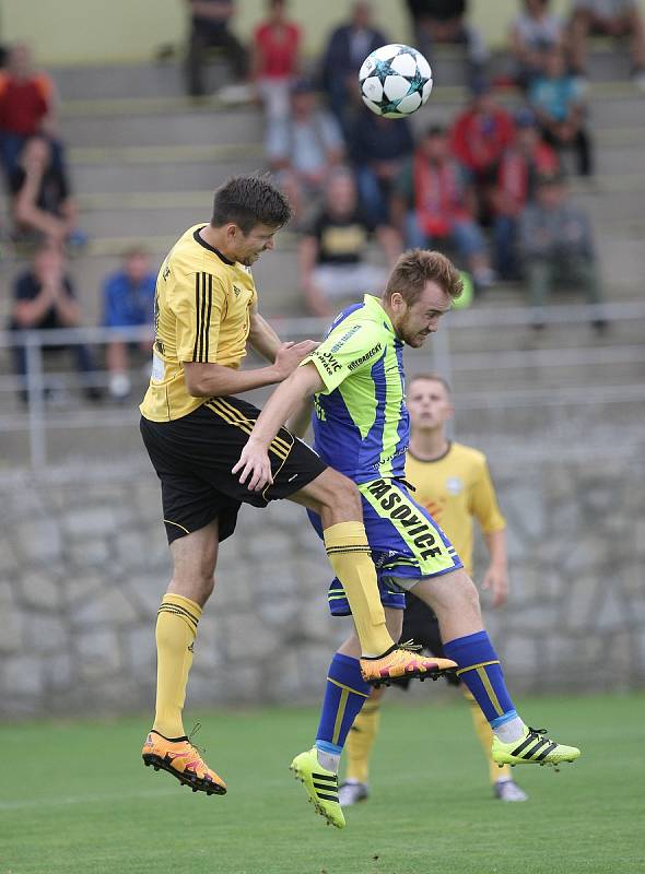 Fotbalisté Rosic (ve žlutém) porazili Tasovice 3:1.