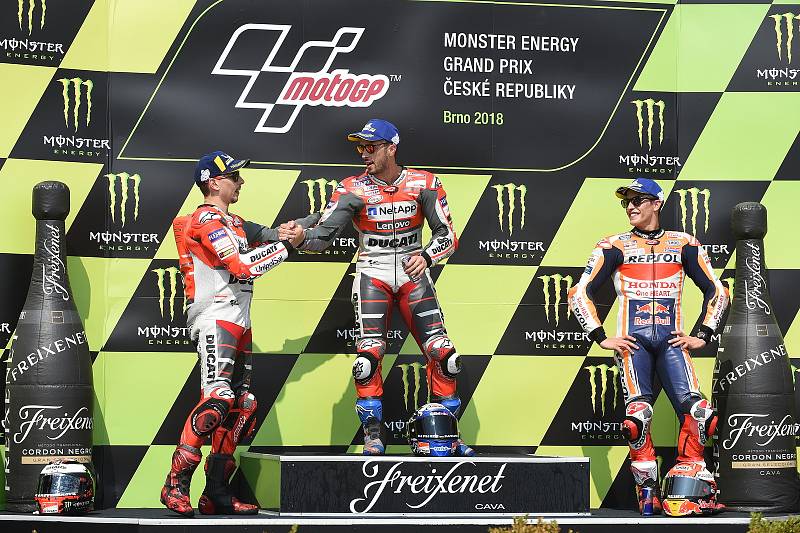 Vyhlášení vítězů závodu Moto GP - 1. Andrea Dovizioso, 2. Jorge Lorenzo a 3. Marc Márquez