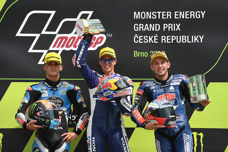 Vyhlášení vítězů závodu Moto3 - 1. Fabio Di Giannantonio, 2. Arón Canet a 3. Jakub Kornfeil.