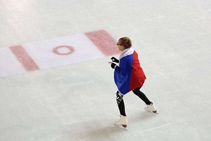 Mladí nadšenci na ledě v Olympijském parku v Brně vypadají jako hemžící se mravenci.