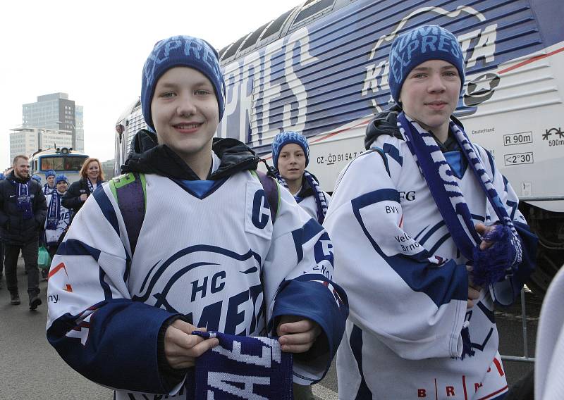 Odjezd fanoušků a hokejistů Komety Brno Kometa expresem od DRFG Areny do Prahy k zápasu se Spartou.