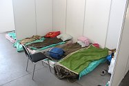 V krajském asistenčním centru na brněnském výstavišti bylo k pondělnímu dopoledni ubytováno téměř šest set Ukrajinců. Přespávají zde na matracích v kójích.