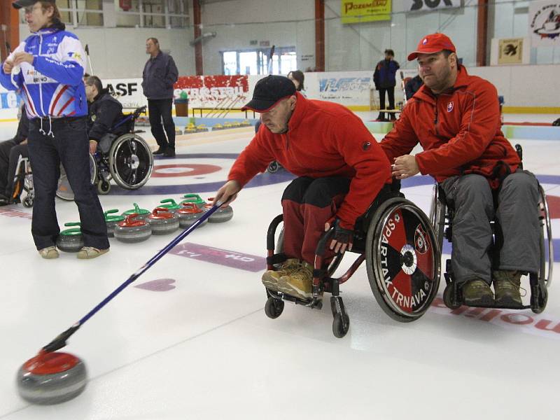 Curling si zahráli i vozíčkáři.