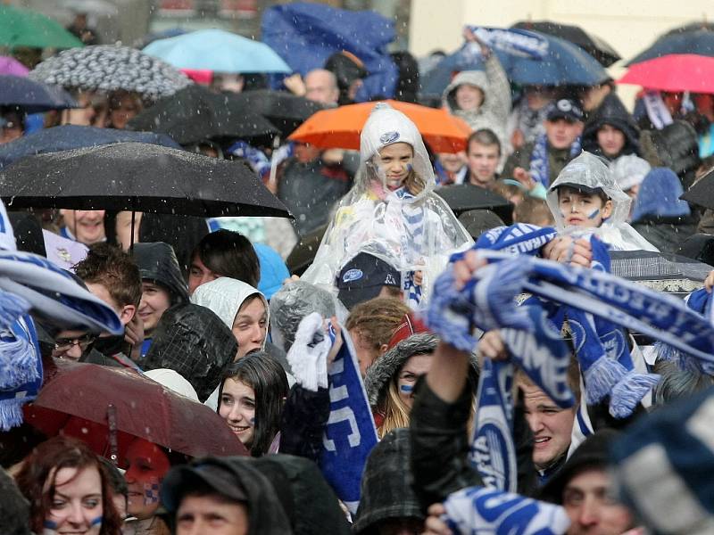 Na náměstí Svobody fandily Kometě tisíce Brňanů s modrobílými šálami a dresy svého oblíbeného klubu.