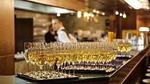 Přes osm stovek vzorků mladých vín hodnotila porota při letošním ročníku Vinum juvenale. Jako nejlepší ve středu večer vyhodnotili Chardonnay 2015, výběr z hroznů Střední vinařské školy ve Valticích. Kromě nejlepšího vína byla korunovaná Královna vína.