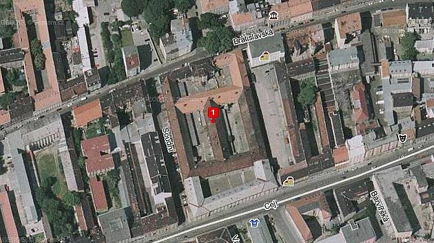 Číslo jedna označuje budovu bývalé káznice v Bratislavské ulici v Brně.