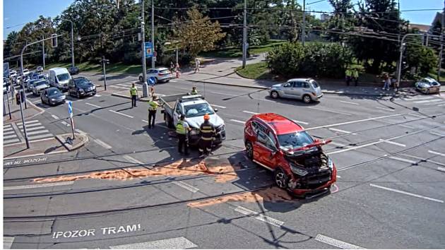 Tři zranění potřebovali v úterý pomoc po nehodě dvou osobních aut na brněnské křižovatce ulic Koliště a Milady Horákové.
