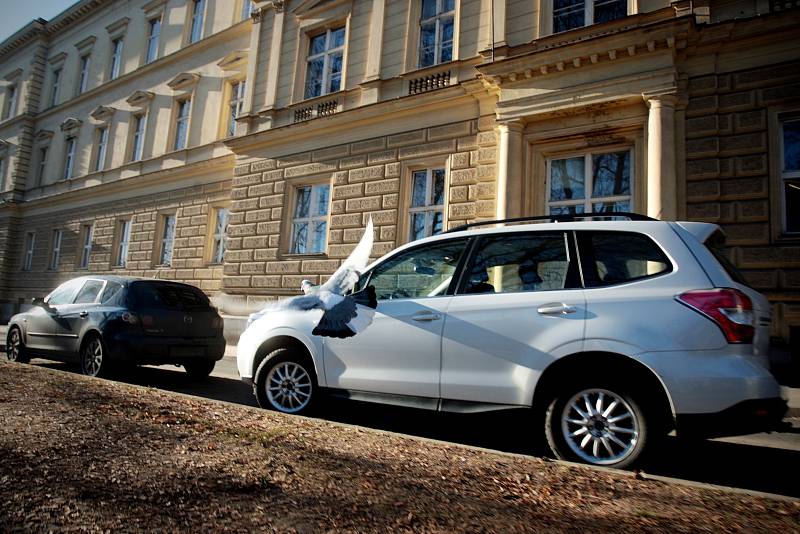 Pokut za špatné parkování v okolí porodnice u Obilního trhu v centru Brna přibývá. Město chce v Údolní ulici zavést krátkodobé placené parkování.