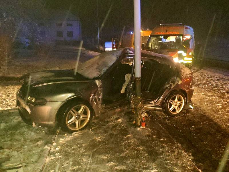 Dva zranění zůstali ve večerních hodinách například po bouračce osobního auta ve Švábenicích na Vyškovsku.