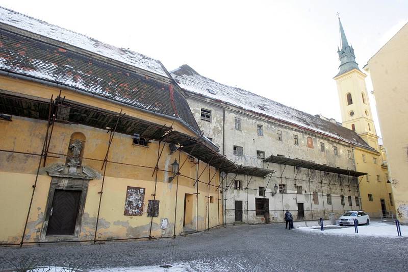 Ve velmi špatném stavu je například dlouhodobě opuštěný bývalý františkánský klášter v centru Brna ve Františkánské ulici. Podle brněnských památkářů patří ke čtyřem nejohroženějším památkám ve městě.