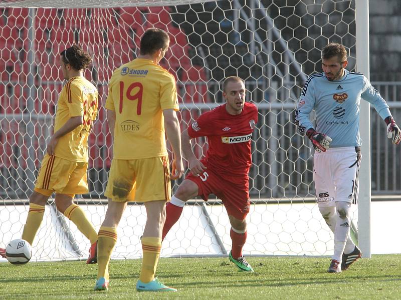 Brněnská Zbrojovka (v červeném Skalák) hostila na domácím stadionu pražskou Duklu.