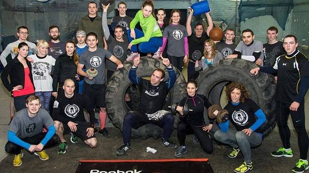 Zástupci Spartan Race Training Group Brno se scházejí několikrát týdně. Někdy jich trénuje i čtyřicet.