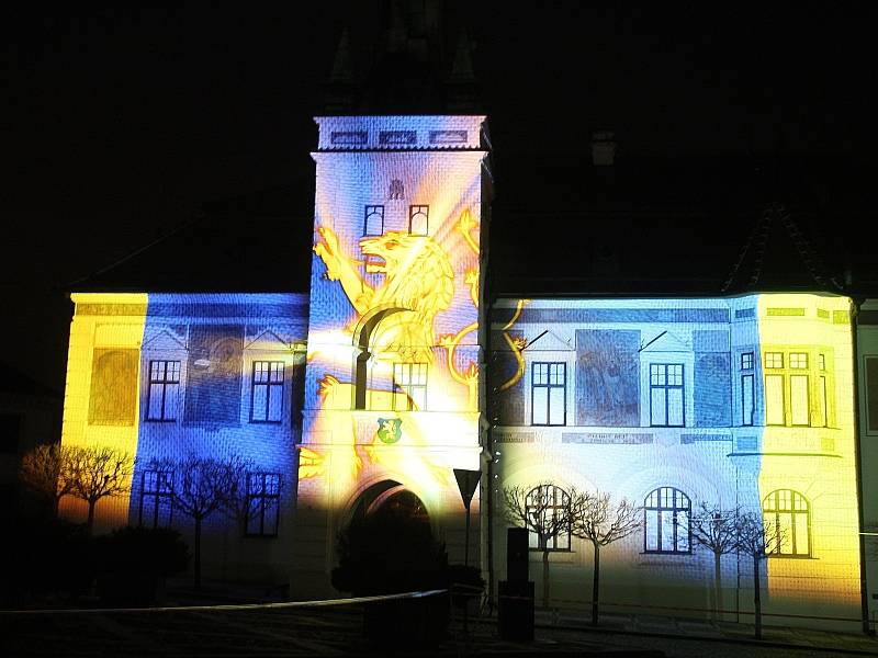 Příběh města promítaný na stěnu tišnovské radnice.