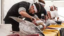 Rekordní počet tuňáků se v sobotu za slunečného počasí objevil za Lužánkami poblíž hotelu Bobycentrum. Krátce po jedenácté hodině dopoledne začali profesionálové hromadně porcovat devět tuňáků o délce zhruba jeden metr. 