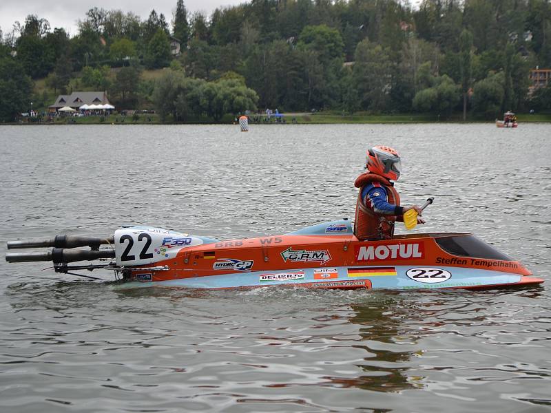 Adrenalin pro závodníky a podívaná pro diváky. V Jedovnicích závodily motorové čluny.