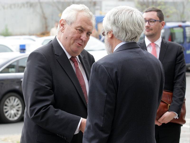 Na krátkou návštěvu se do justičního centra České republiky vydal ve čtvrtek prezident Miloš Zeman. Věnovat se chce v Brně především problémům v soudnictví.