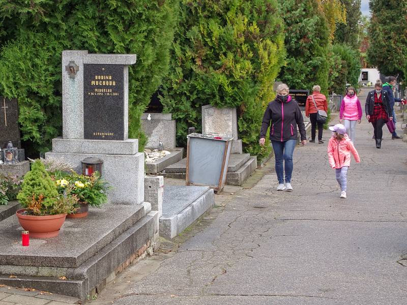 Na znojemském hlavním hřbitově již v pátek odpoledne ležela na mnoha hrobech čerstvá výzdoba a blikaly svíčky. Další desítky lidí přicházely do rozlehlého hřbitova navštívit a upravit místa posledního odpočinku svých blízkých.