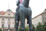 Jezdeckou sochu Jošta Moravského na brněnském Moravském náměstí ozvláštnil ve středu dopoledne neobvyklý módní doplněk. Na jezdci se objevilo tričko s nápisem Pro nádraží v centru.