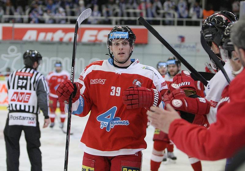 Hokejisté brněnské Komety podlehli v domácím prostředí v 39. kole extraligy Olomouci 1:3. Zradila je efektivita v zakončení. Naopak Olomouc vytěžila z minima maximum a Kometu porazila podruhé za sebou.