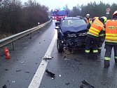 Osobní auto se střetlo v pondělí ráno s traktorem. Nehoda se stala u Omic na Brněnsku.