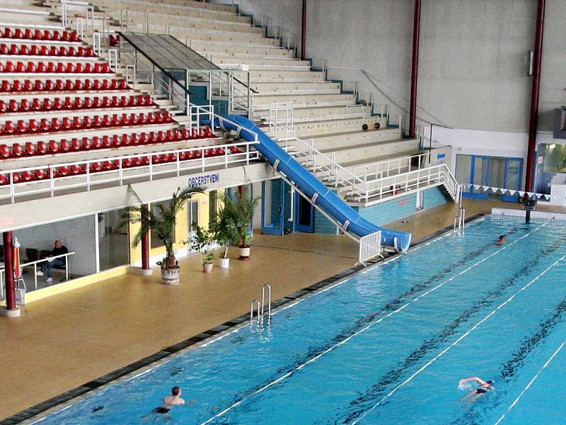 Příprava na výměnu oken brněnského plaveckého bazénu za Lužánkami.