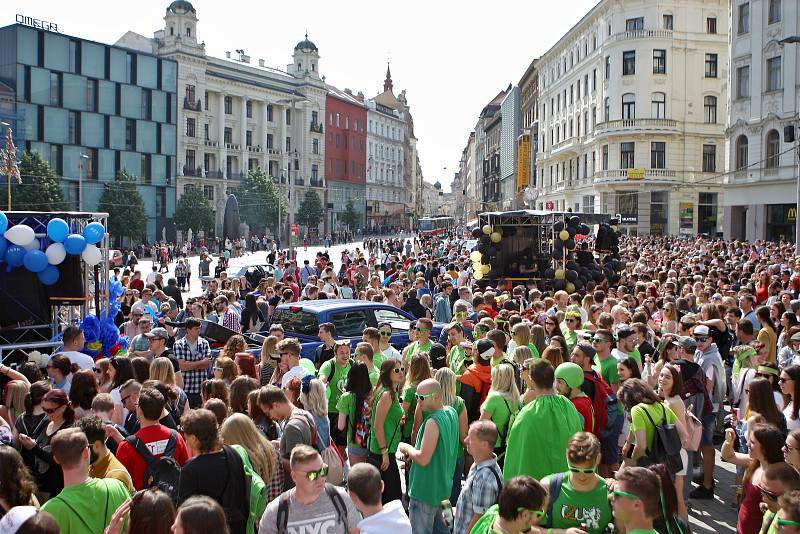 Tisíce studentů se zúčastnily majálesového průvodu z náměstí Svobody na brněnské výstaviště za doprovodu kapel.