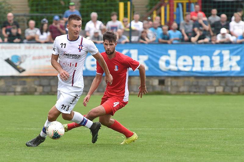 29.8.2020 - domácí SK Líšeň v bílém (Marek Szotkowski) proti FK Blansko (Dominik Šustr)