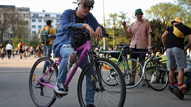Tradiční Velké jarní cyklojízdy se v parku na Moravském náměstí zúčastnily stovky milovníků jízdních kol.