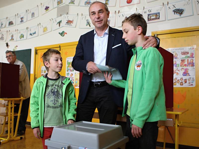 Jihomoravský lídr lidovců Jiří Mihola vzal k volbám své dva syny. Hlasoval v brněnské Základní škole Janouškova.