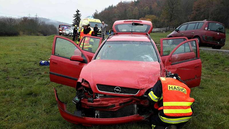 Dvě osobní auta se srazila v sobotu před polednem u Moravských Knínic na Brněnsku. Záchranáři museli ošetřit dvě lehce zraněné ženy.