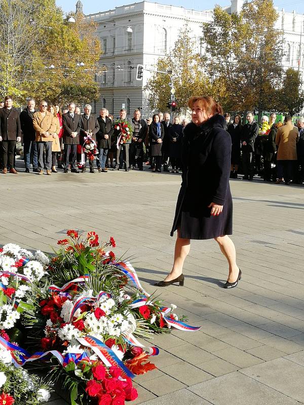 Hold Masarykovi. U sochy prvního prezidenta se nahromadily květiny.