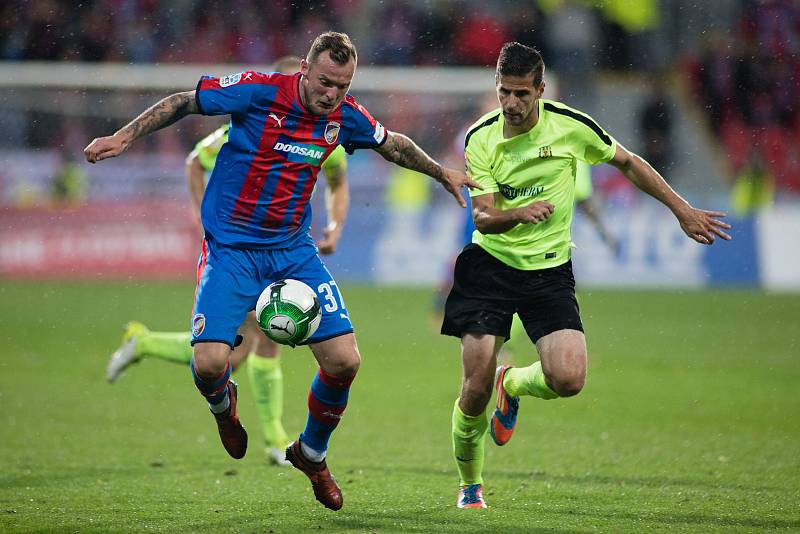 Plzeň - Zápas třetího kola MOL Cupu mezi Viktoria Plzeň a SFC Opava 5. října 2017. Jakub Řezníček - p, Marko Radič - o