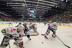 Hokejisté Chomutova porazili v úvodním zápase předkola play off extraligy Kometu Brno 2:1 v prodloužení. V 63. minutě rozhodl svou druhou brankou v utkání kanadský obránce Brett Skinner. Série hraná na tři výhry pokračuje v úterý opět na severu Čech.